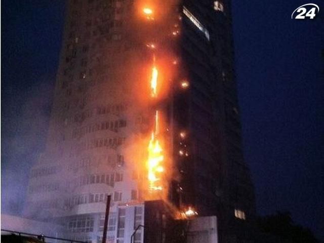 В Киеве огонь охватил многоэтажку