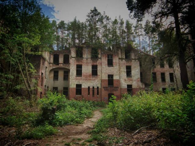 Неподалеку от Берлина - заброшенный и жуткий госпиталь Адольфа Гитлера (Фото) Неподалеку от Берлина - заброшенный и жуткий госпиталь Адольфа Гитлера (Фото)