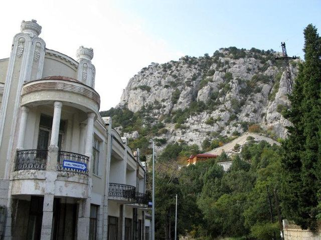 В крымском санатории обвалился балкон: погиб ребенок В крымском санатории обвалился балкон: погиб ребенок