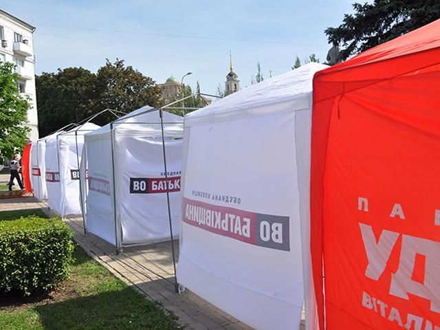 В Донецке начали собираться сторонники оппозиции В Донецке начали собираться сторонники оппозиции