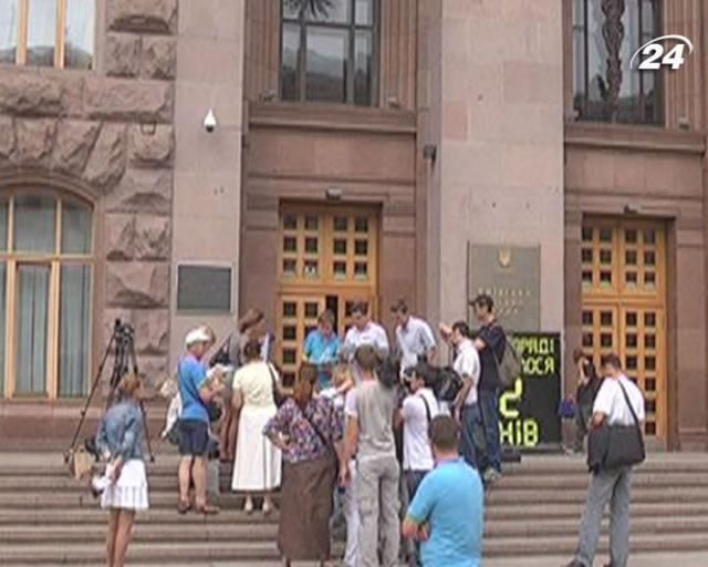 Кияни вимагають від депутатів Київради скласти мандати