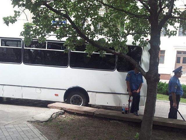 Автобусы с милицией уже дежурят возле места проведения оппозиционной акции в Донецке (Фото)