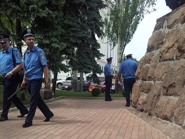 Опозиціонери запевняють, що донецькі міліціонери переодягаються у спортивну форму Опозиціонери запевняють, що донецькі міліціонери переодягаються у спортивну форму