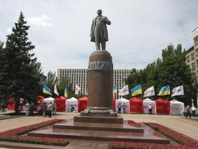 У Донецьку розпочалася "Вставай, Україно!", опозиція самостійно перекрила рух транспорту У Донецьку розпочалася "Вставай, Україно!", опозиція самостійно перекрила рух транспорту