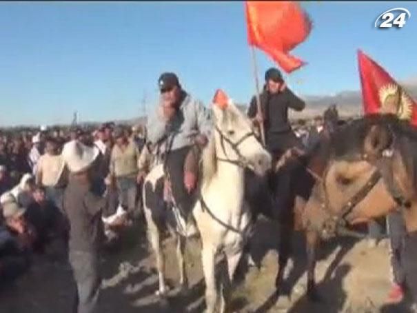 Полсотни человек получили ранения в столкновениях за золото в Кыргызстане Полсотни человек получили ранения в столкновениях за золото в Кыргызстане