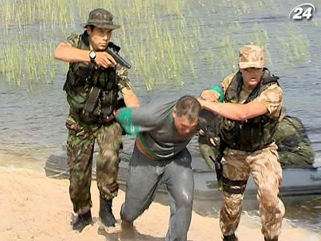 Правоохранители Киева тренировались ловить преступников на суше и на воде (Видео)