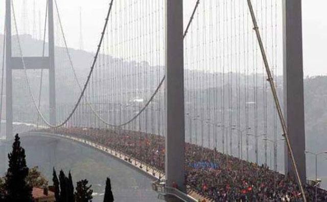 Многотысячный протест в Стамбуле: впечатляющее фото