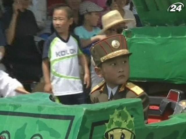 В КНДР провели детский военный парад (Видео)