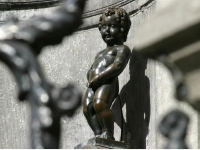 Сегодня "Писающий мальчик" писает молоком Сегодня "Писающий мальчик" писает молоком