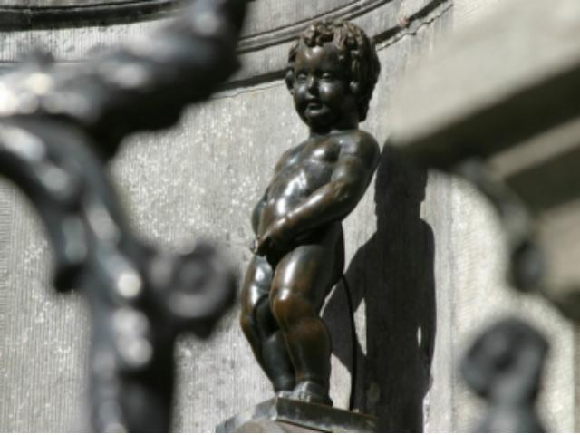 Сегодня "Писающий мальчик" писает молоком