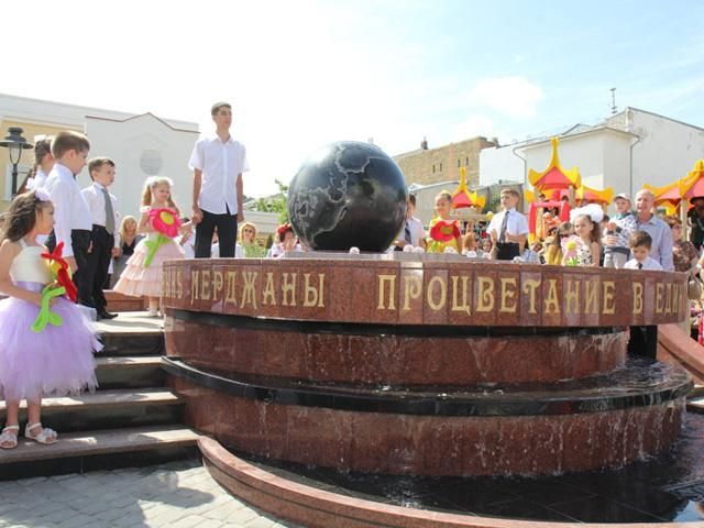 В Симферополе День города, в честь этого открыли новый сквер В Симферополе День города, в честь этого открыли новый сквер