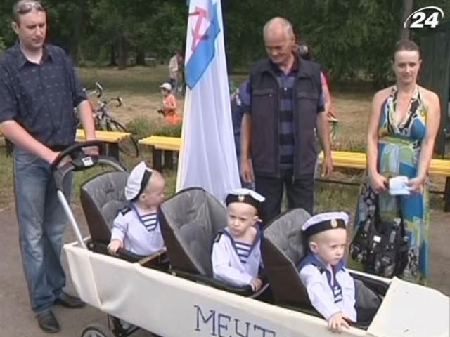 80 сімей взяли участь у параді дитячих візків у Запоріжжі
