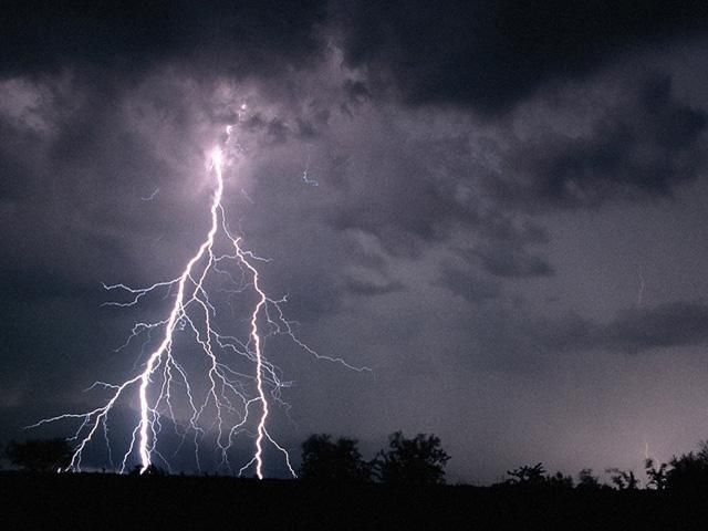 На Хмельниччині блискавка вбила юну дівчину На Хмельниччині блискавка вбила юну дівчину