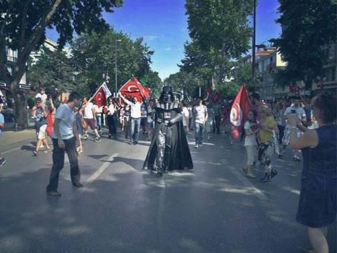 Дарт Вейдер тоже участвует в турецких протестах (Фото)