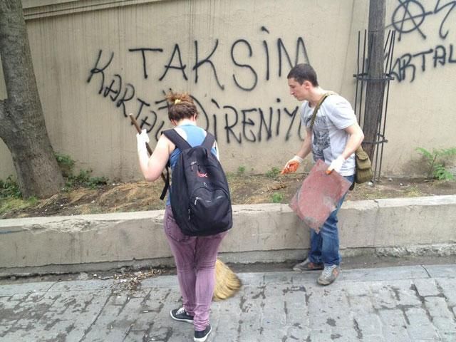 Турки сами стали убирать территорию после своих протестов (Фото)