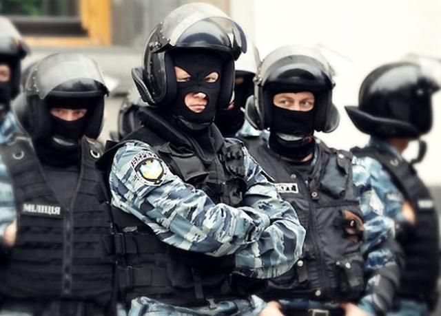 У Васильків підтягнулись автобуси з "Беркутом" і Богословська (Відео) У Васильків підтягнулись автобуси з "Беркутом" і Богословська (Відео)