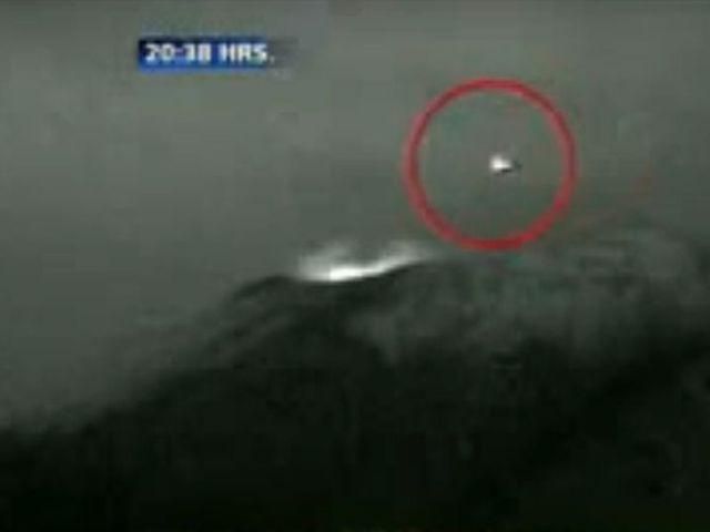 В кратер мексиканского вулкана приземлилось НЛО (Видео) В кратер мексиканского вулкана приземлилось НЛО (Видео)