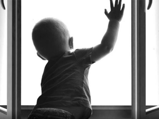 У Хмельницькому з 7 поверху випав маленький хлопчик У Хмельницькому з 7 поверху випав маленький хлопчик