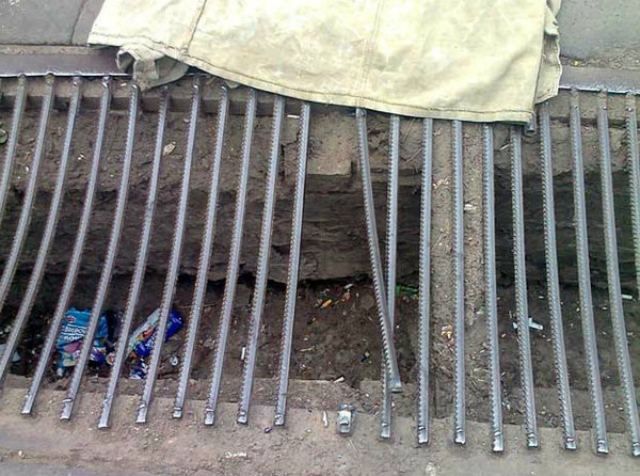 В столице мальчик провалился ногой в решетку коллектора В столице мальчик провалился ногой в решетку коллектора