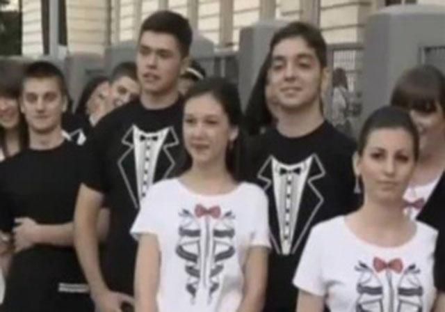 Сербские выпускники отдали на благотворительность деньги, сэкономленные на выпускные костюмы Сербские выпускники отдали на благотворительность деньги, сэкономленные на выпускные костюмы