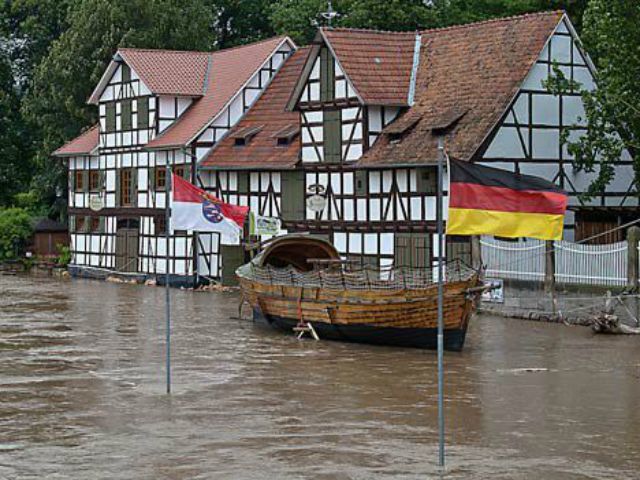 Немцы строят укрепления, чтобы спастись от наводнения