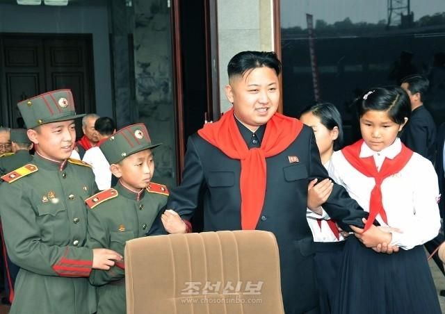 Дети КНДР подарили армии страны ракетную систему залпового огня