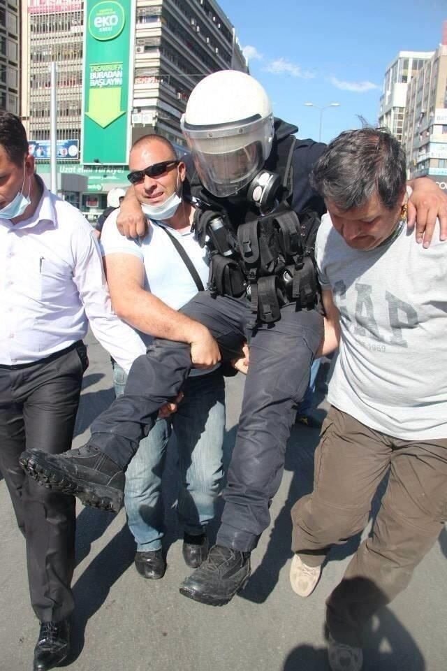 Турецькі протестувальники допомагають пораненому поліцейському (Фото)