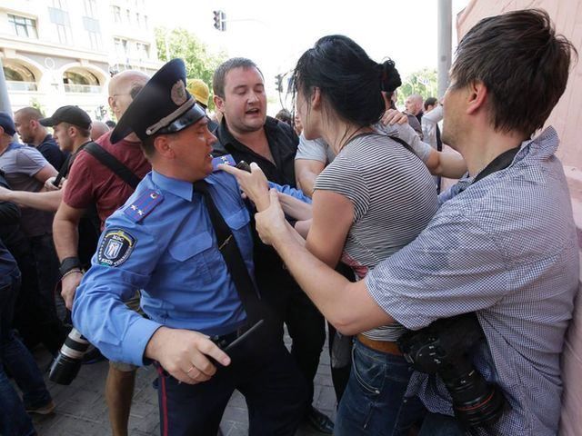 Одного милиционера привлекли к криминалу за избиение журналистов Одного милиционера привлекли к криминалу за избиение журналистов