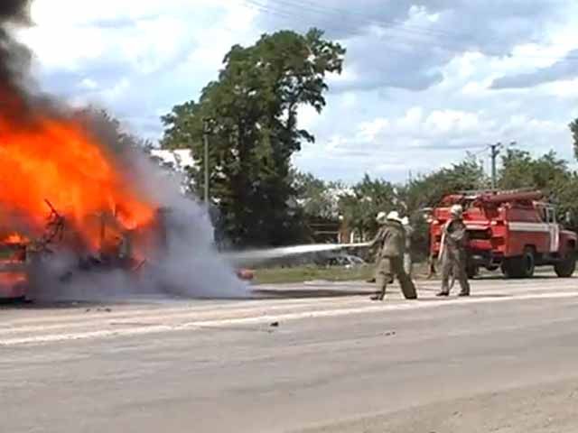 В Луганской области сгорела машина испанцев (Видео) В Луганской области сгорела машина испанцев (Видео)