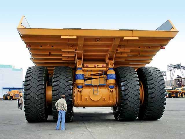 140-тонный "БелАЗ" раздавил машину вместе с людьми 140-тонный "БелАЗ" раздавил машину вместе с людьми