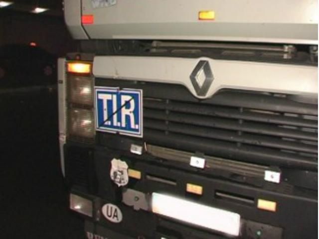 У Києві вантажівка збила пішохода (Фото) У Києві вантажівка збила пішохода (Фото)