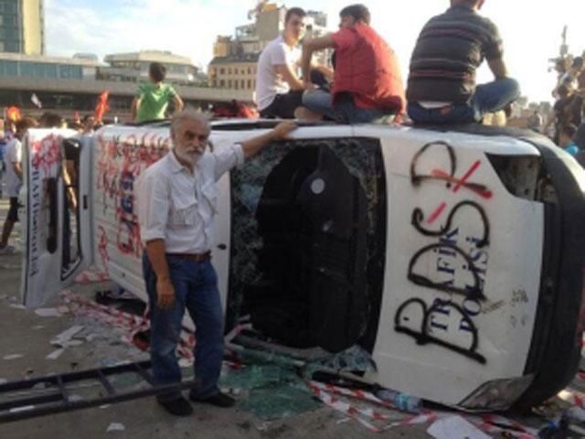 За время беспорядков турки сожгли более 300 автомобилей