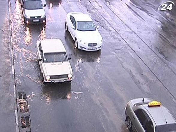 Херсон затопило: в городе длиннющие пробки (Видео)