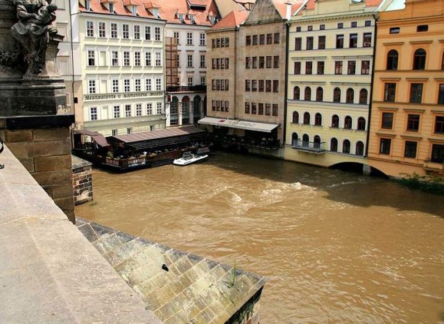 Видео дня: Наводнение в Праге глазами свидетелей