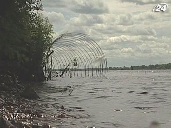 Крупним планом: Чому людям незаконно загороджують доступ до Дніпра?