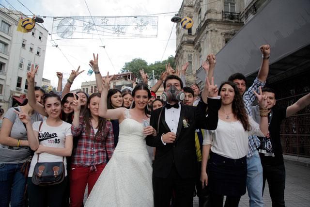 Фото дня: свадьба во времена бунта