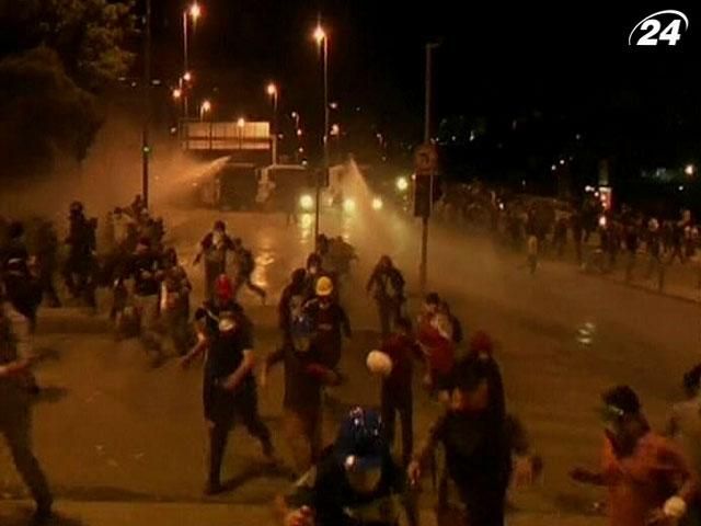 У Стамбулі поліція знову розганяла протестувальників (Відео) У Стамбулі поліція знову розганяла протестувальників (Відео)