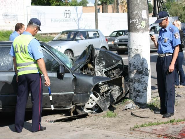 У Вінниці авто вилетіло на зупинку і збило юнака (Фото) 