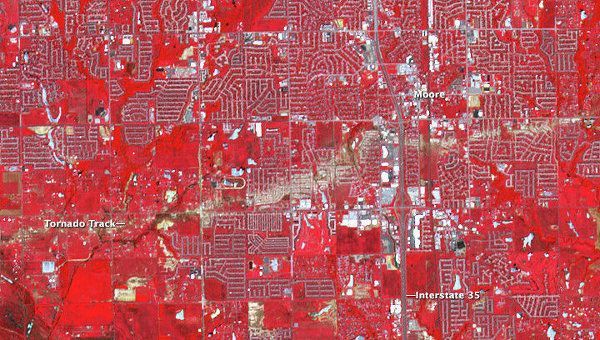 Фото дня: слід від руйнацій торнадо видно з космосу Фото дня: слід від руйнацій торнадо видно з космосу