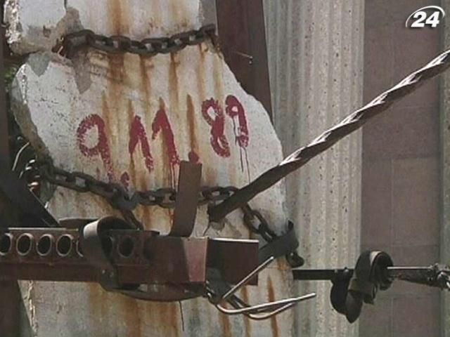 В Париже выставили на продажу обломки Берлинской стены В Париже выставили на продажу обломки Берлинской стены