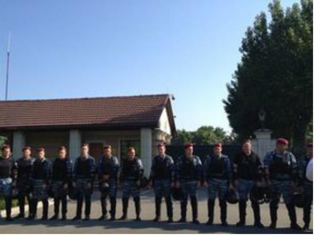 Журналисты приехали в Межигорье с акцией протеста (Фото) Журналисты приехали в Межигорье с акцией протеста (Фото)