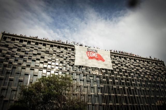 До Туреччини повертається прем’єр, протести не вщухають (Фото) До Туреччини повертається прем’єр, протести не вщухають (Фото)