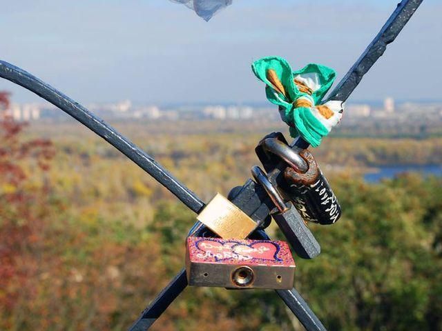 У Києві дівчина загинула, стрибнувши із мосту закоханих У Києві дівчина загинула, стрибнувши із мосту закоханих