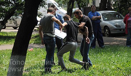 В Киеве возле Центрального ЗАГСа произошла стрельба (Фото) В Киеве возле Центрального ЗАГСа произошла стрельба (Фото)