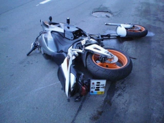 У Києві розбилися двоє молодиків, які каталися на спортбайку (Фото) У Києві розбилися двоє молодиків, які каталися на спортбайку (Фото)