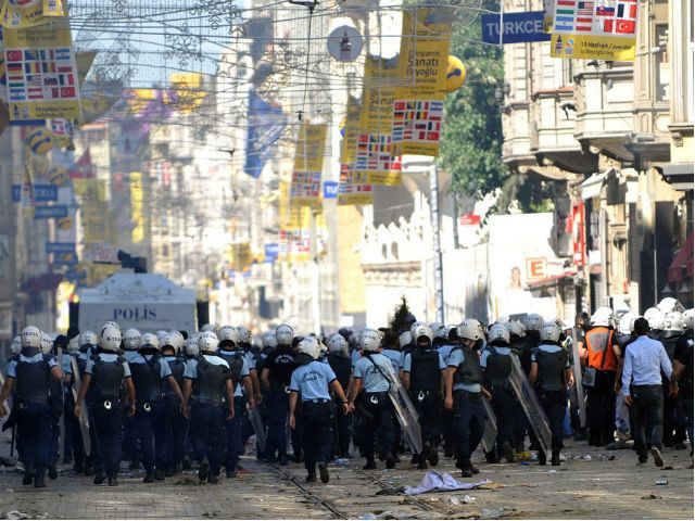 Четверта жертва заворушень у Туреччині: під час протестів загинув поліцейський Четверта жертва заворушень у Туреччині: під час протестів загинув поліцейський