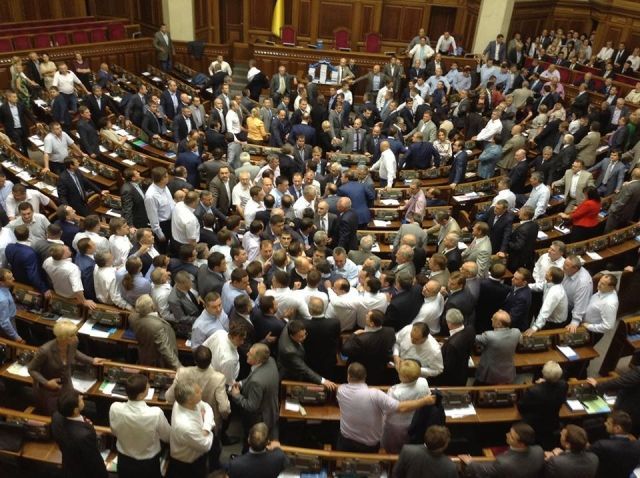 Свободовцы и регионалы подрались в Раде (Фото. Видео) Свободовцы и регионалы подрались в Раде (Фото. Видео)