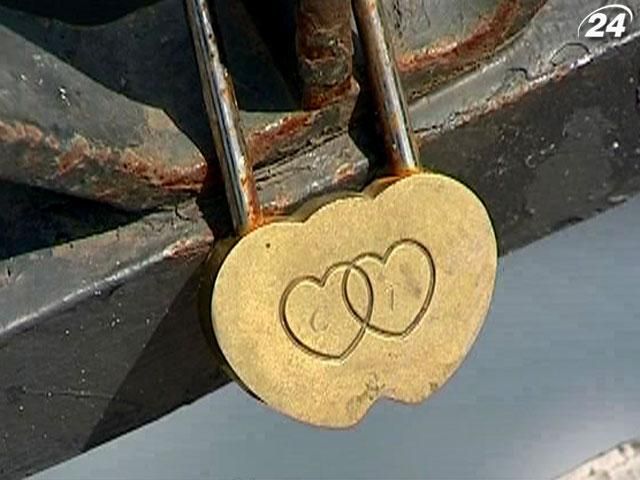 Детали самоубийства с моста влюбленных в Киеве (Видео) Детали самоубийства с моста влюбленных в Киеве (Видео)