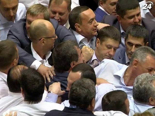 Событие дня: Оппозиция и регионалы подрались в Верховной Раде Событие дня: Оппозиция и регионалы подрались в Верховной Раде