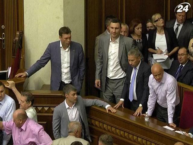 Оппозиция решает, блокировать ли дальше парламент Оппозиция решает, блокировать ли дальше парламент